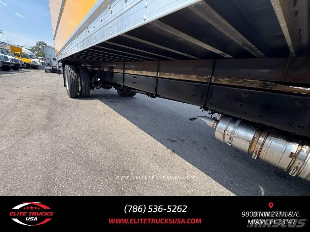 Freightliner M106 厢式货车