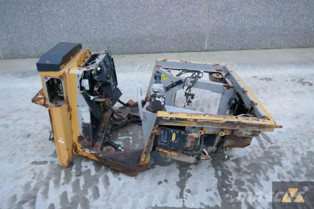 CAT 220-2800 驾驶室与内部