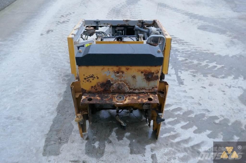 CAT 220-2800 驾驶室与内部