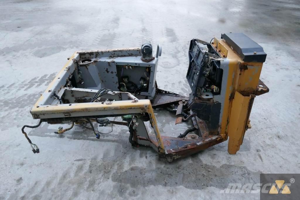 CAT 220-2800 驾驶室与内部