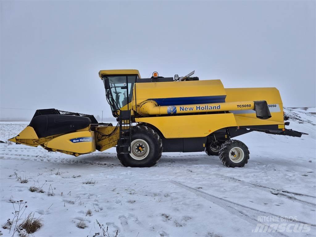 New Holland TC5050 联合收割机