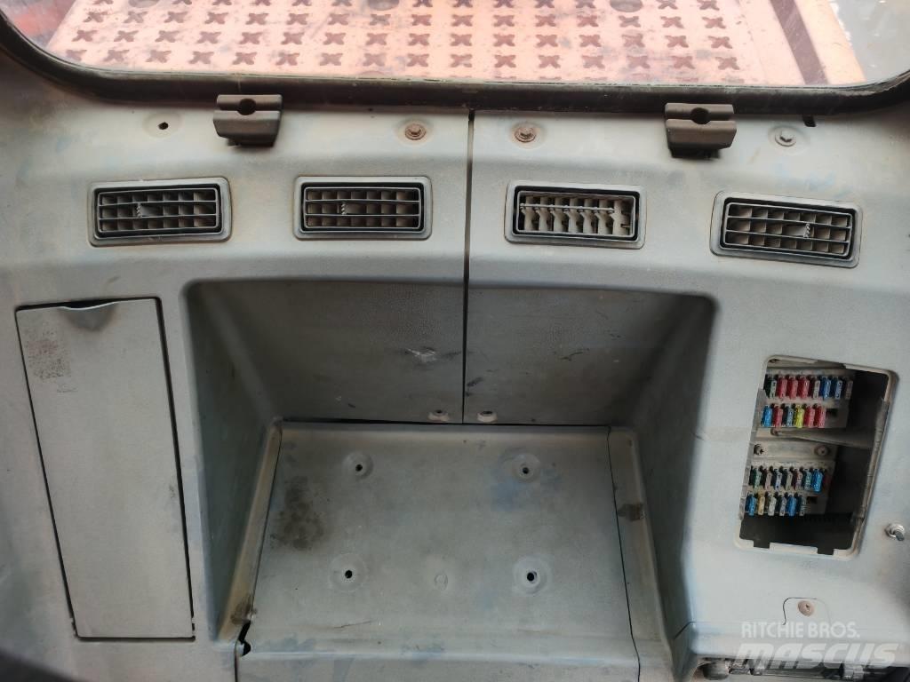 Doosan DX 300 LC--9C 履带挖掘机