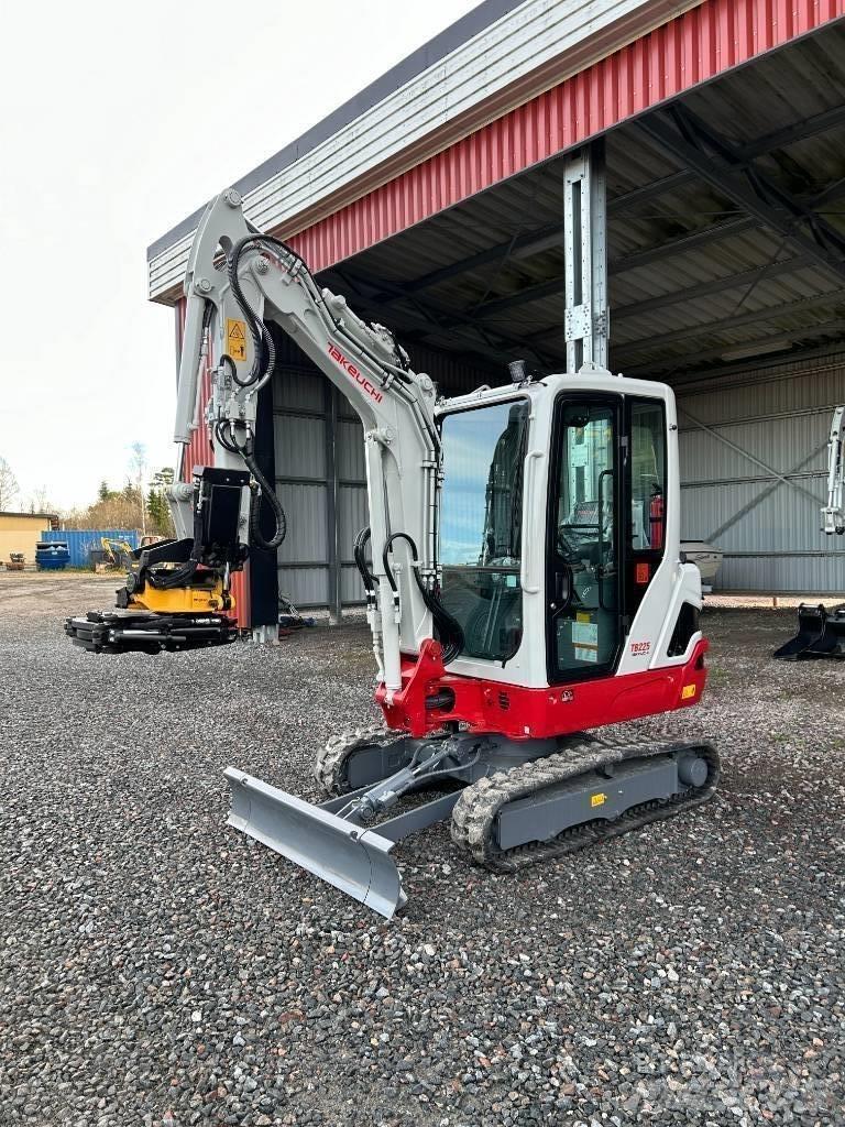 Takeuchi TB225 小型挖掘机