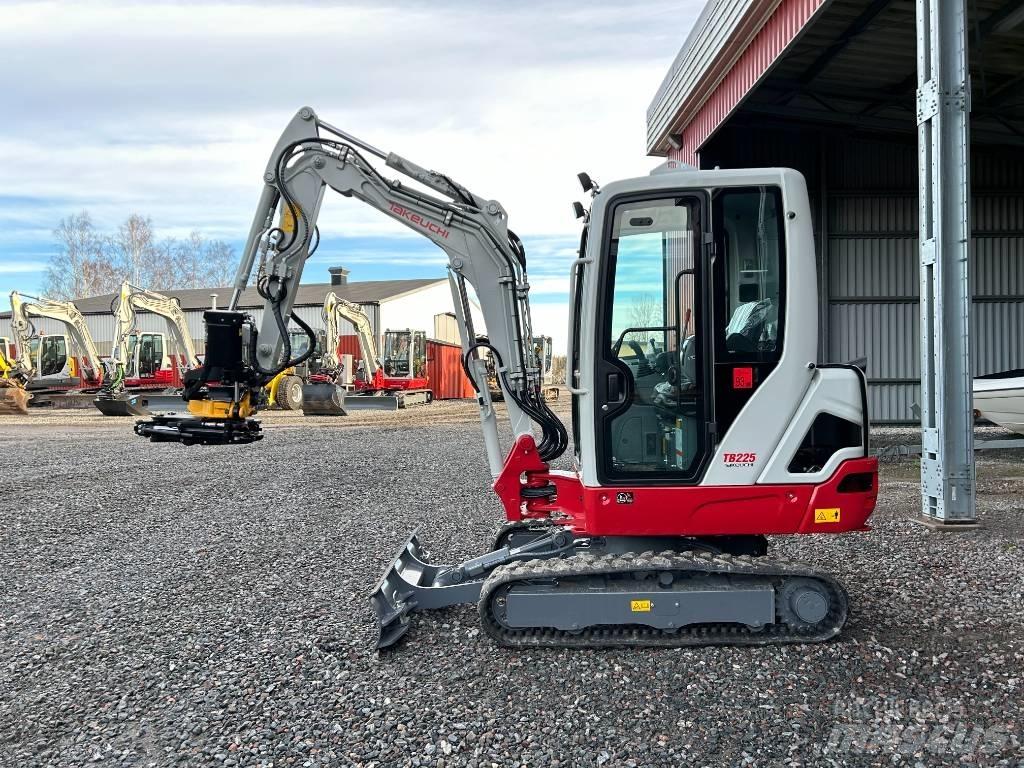 Takeuchi TB225 小型挖掘机
