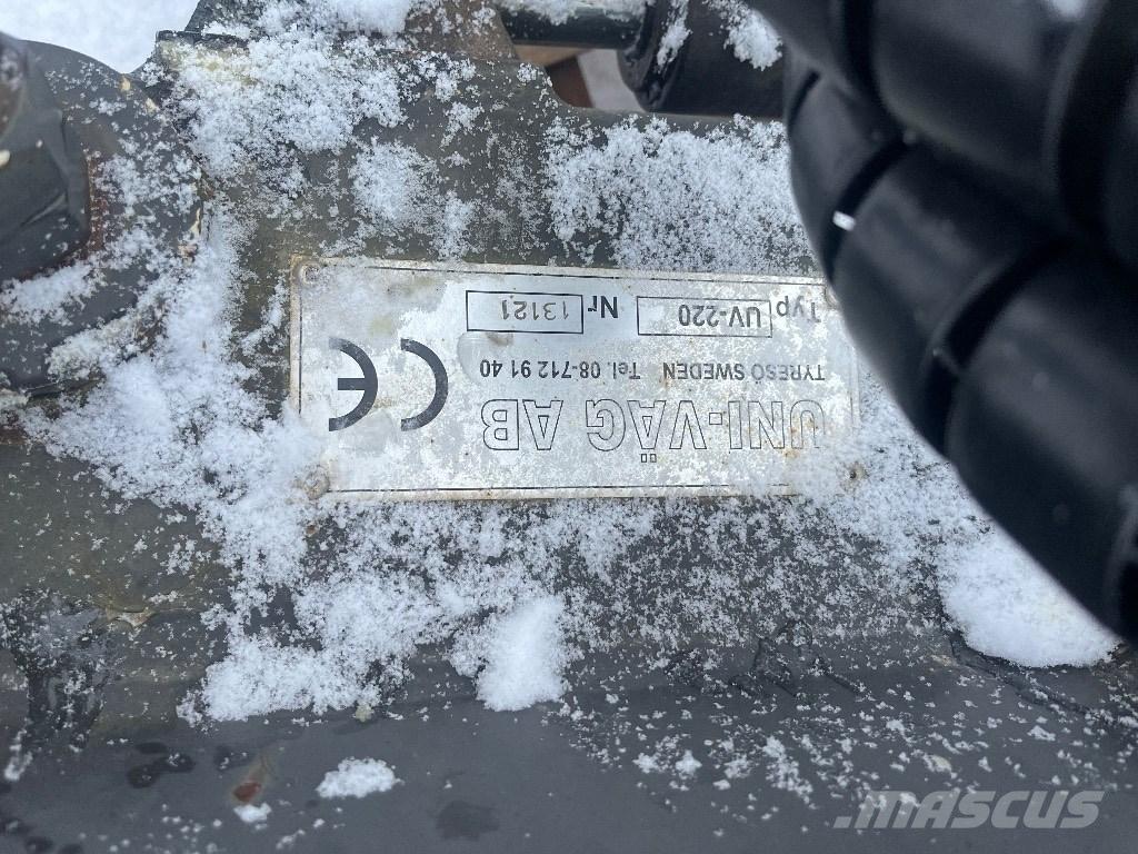 Uni-väg UV-220 铲雪车