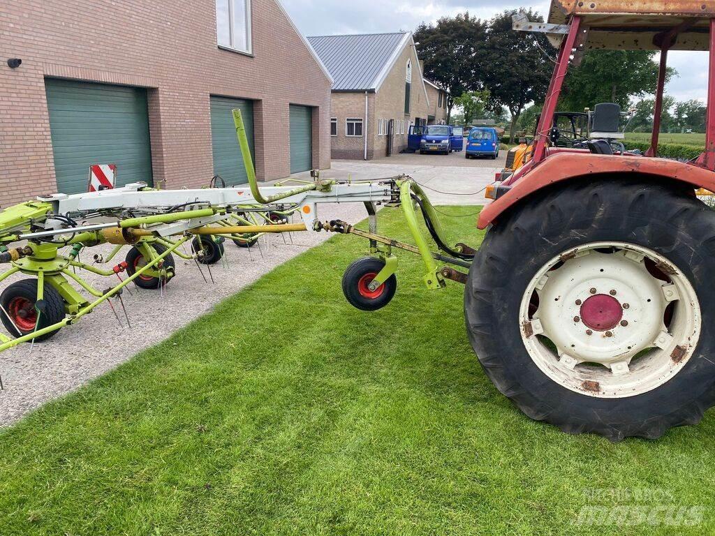 CLAAS volto 1050t 犁耙和摊草机