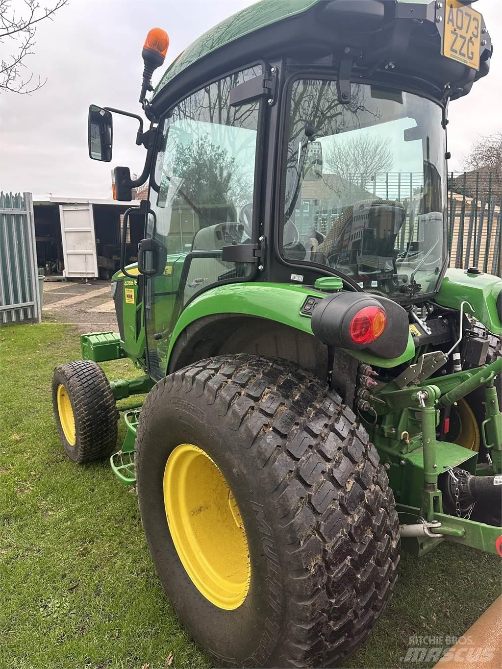 John Deere 4066R 小型拖拉机
