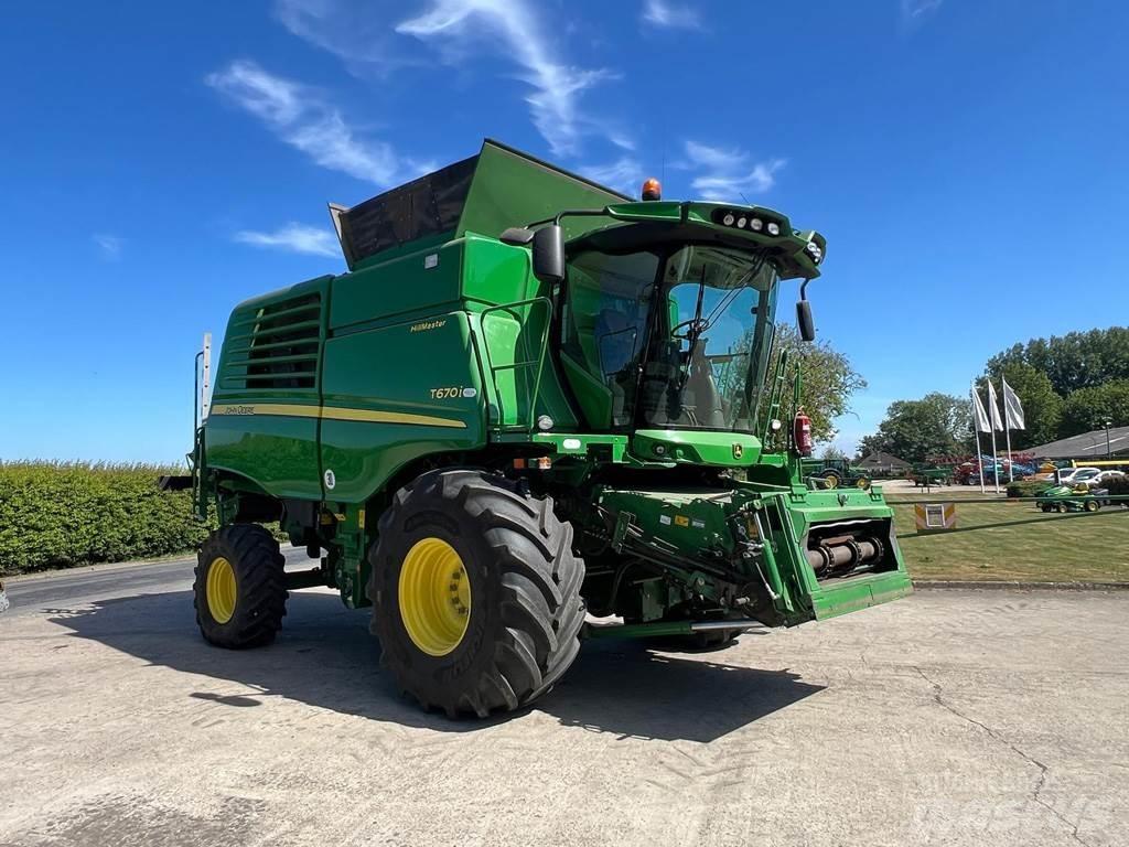John Deere T670HM 联合收割机