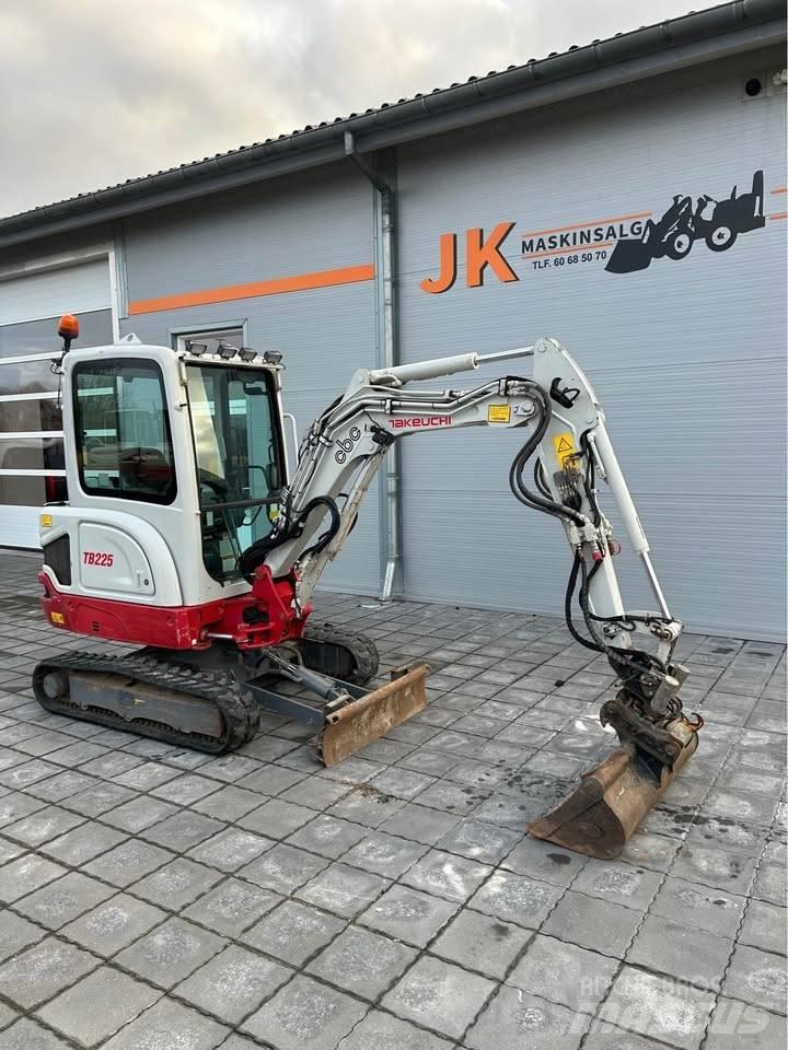 Takeuchi TB 225 小型挖掘机