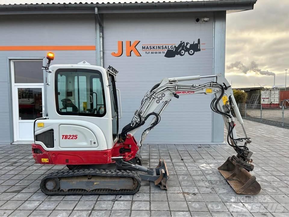 Takeuchi TB 225 小型挖掘机