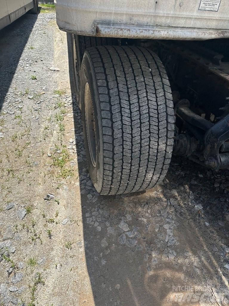 Volvo D11 厢式货车