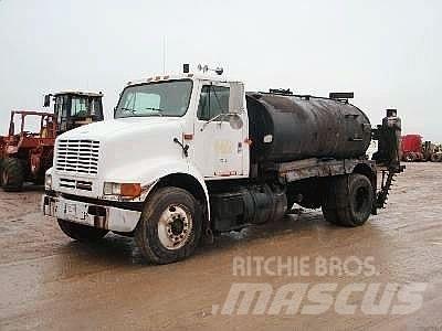International 8100 沥青摊铺机