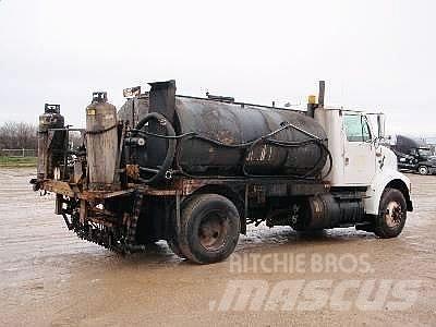 International 8100 沥青摊铺机