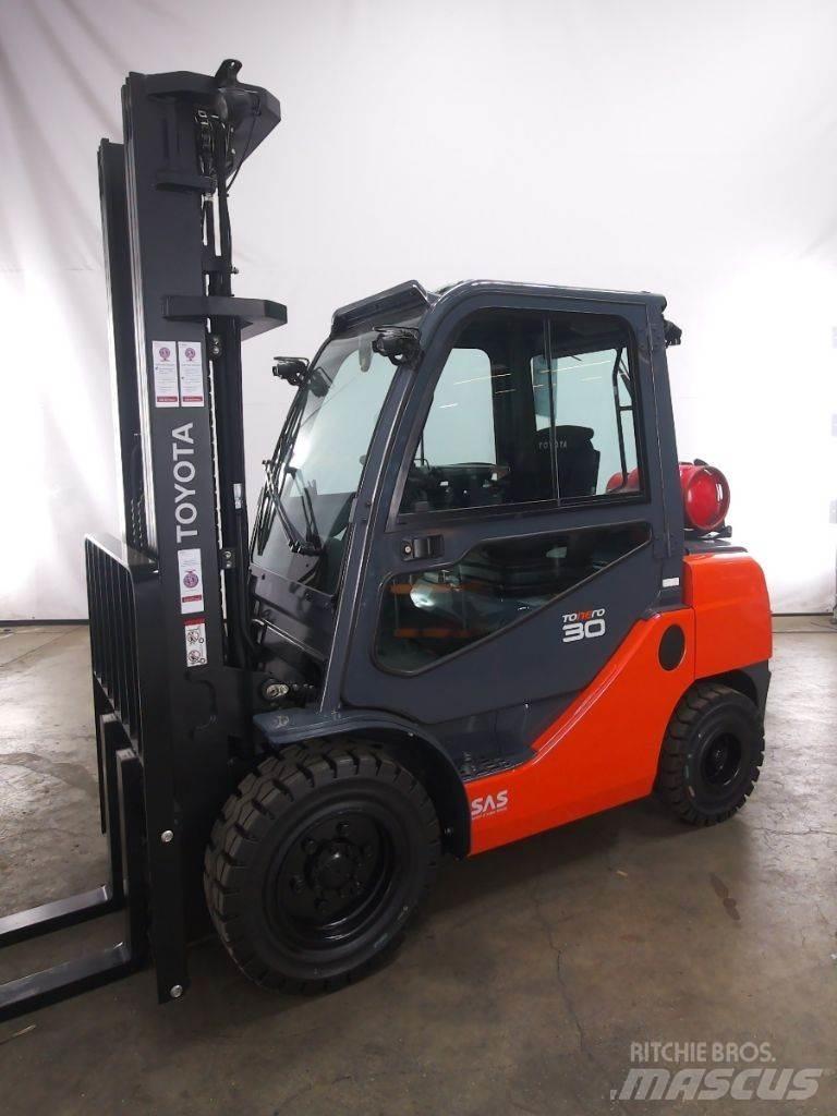 Toyota 02-8FGF30 天然气叉车
