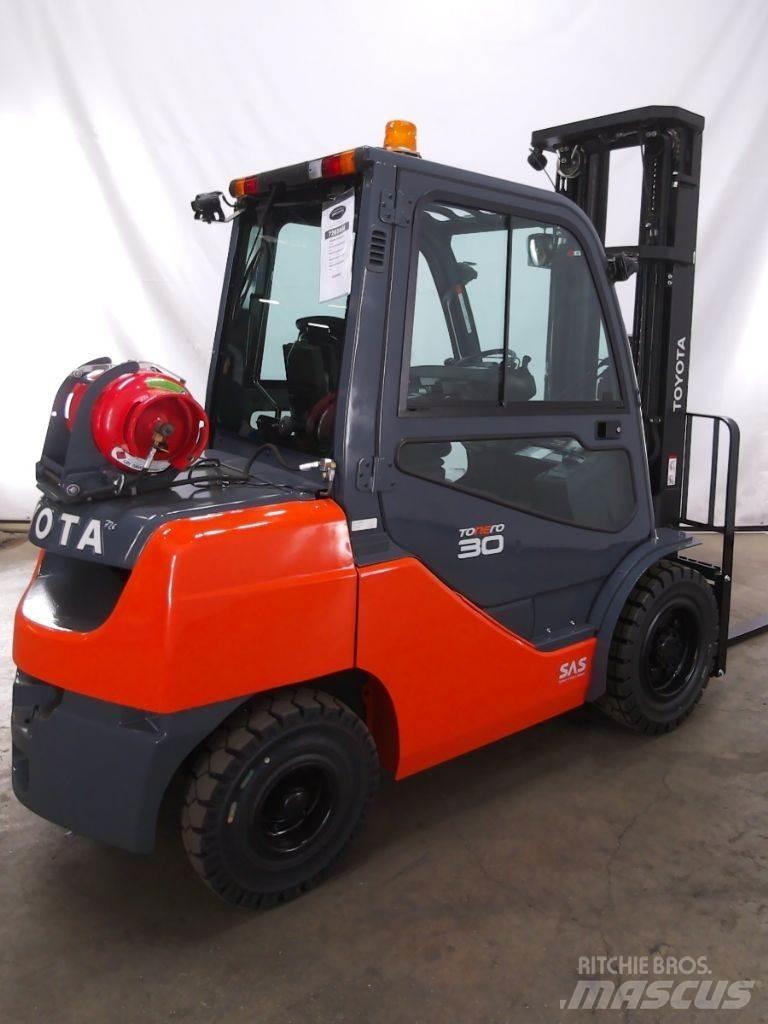 Toyota 02-8FGF30 天然气叉车