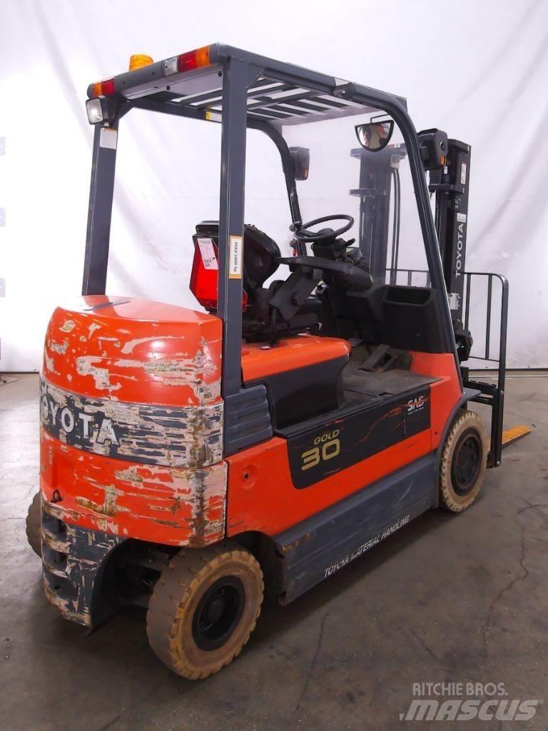 Toyota 7FBMF30 电动叉车