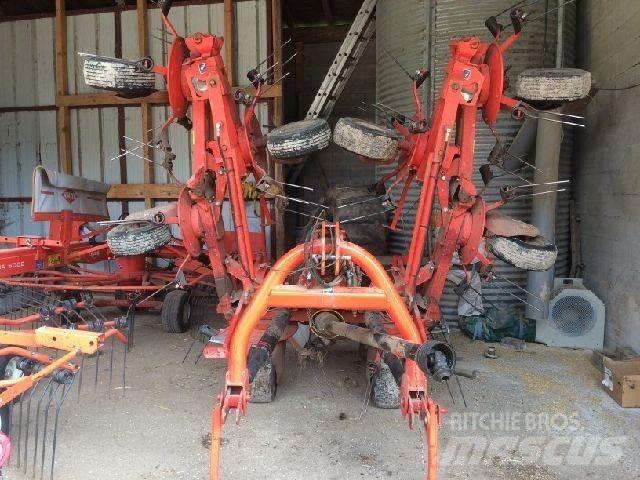Kuhn GF 7702 犁耙和摊草机