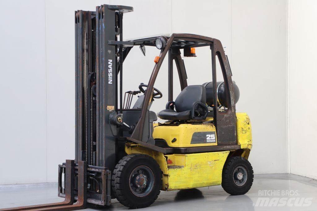 Nissan UD02A25PQ 天然气叉车