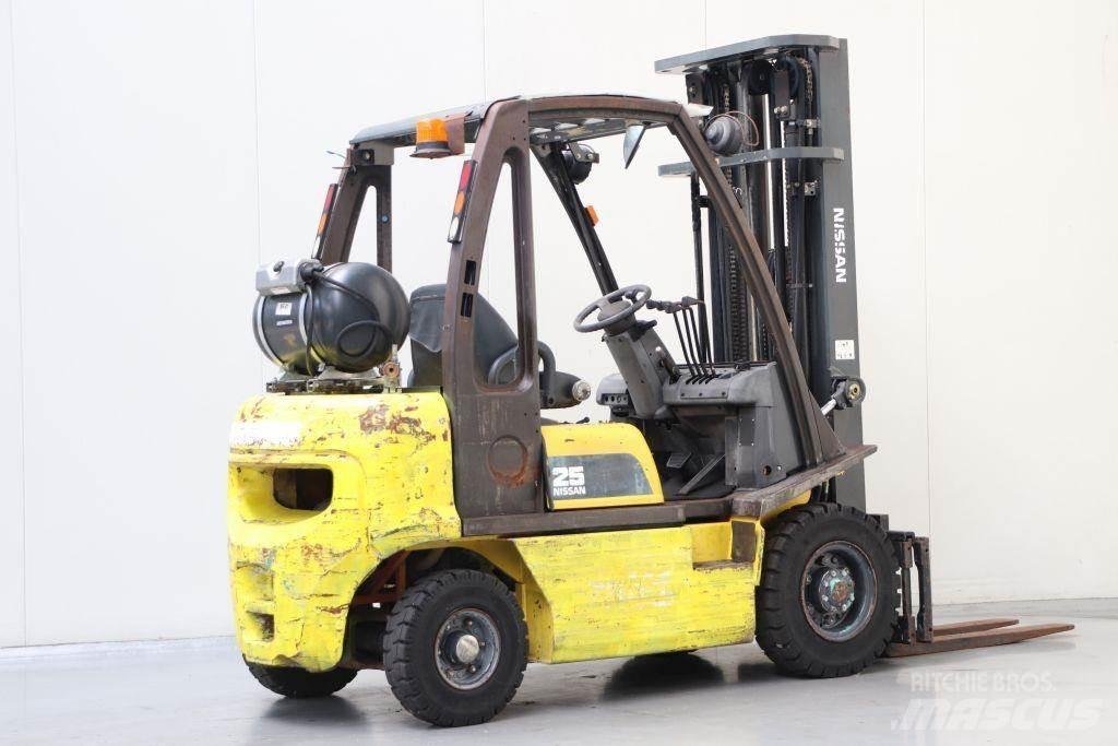 Nissan UD02A25PQ 天然气叉车