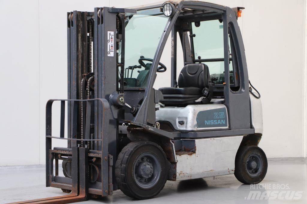 Nissan UD02A25PQ 天然气叉车
