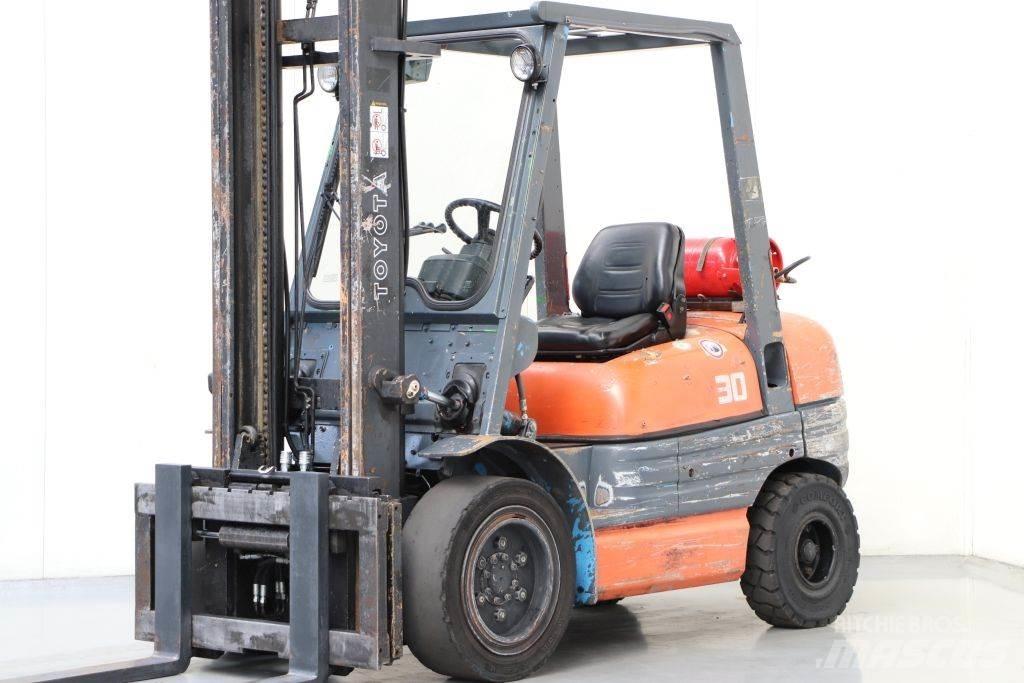 Toyota 02-6FGF30 天然气叉车