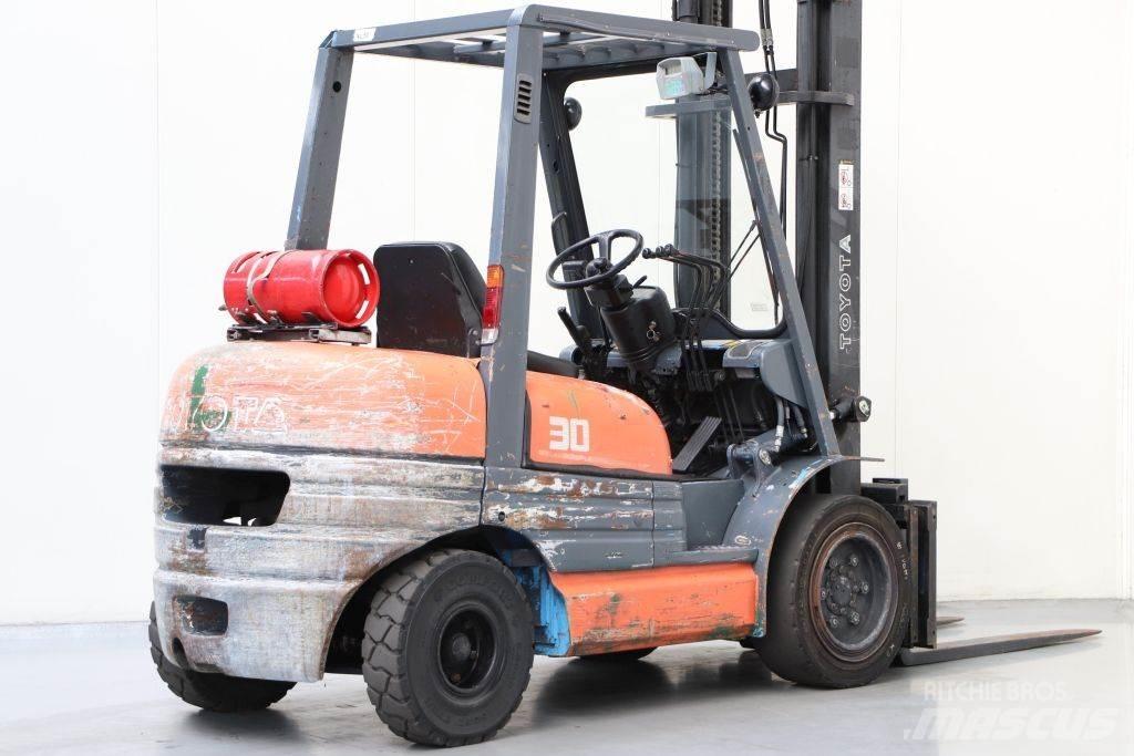 Toyota 02-6FGF30 天然气叉车