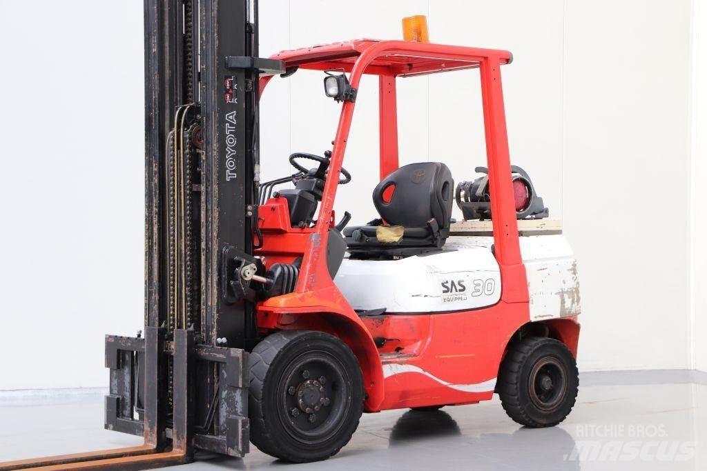 Toyota 02-7FGF30 天然气叉车