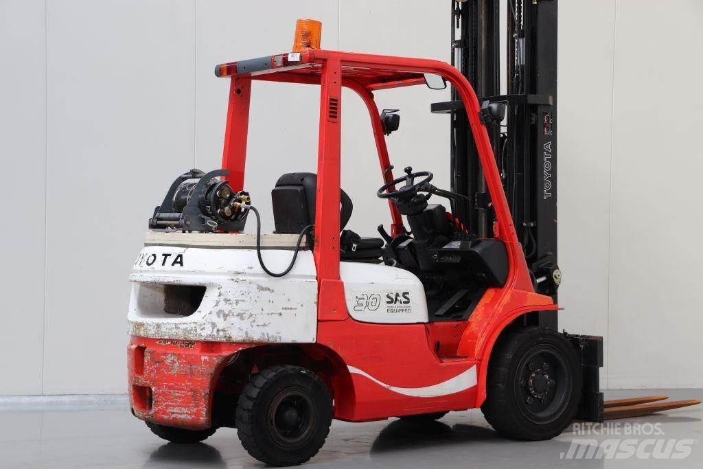 Toyota 02-7FGF30 天然气叉车