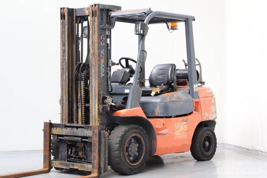 Toyota 02-7FGF30 天然气叉车