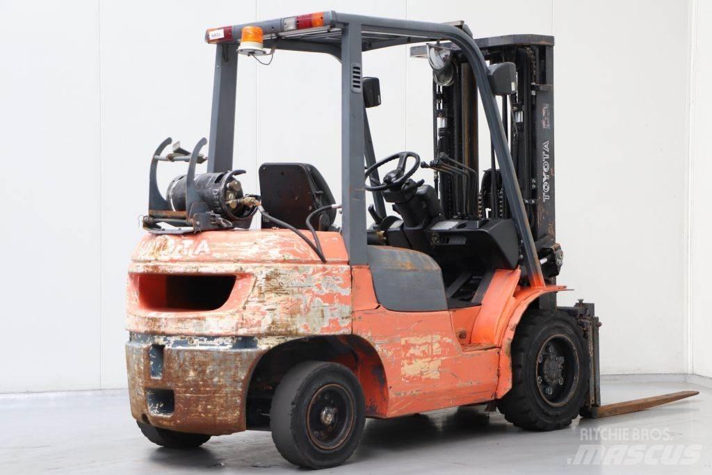 Toyota 02-7FGF30 天然气叉车