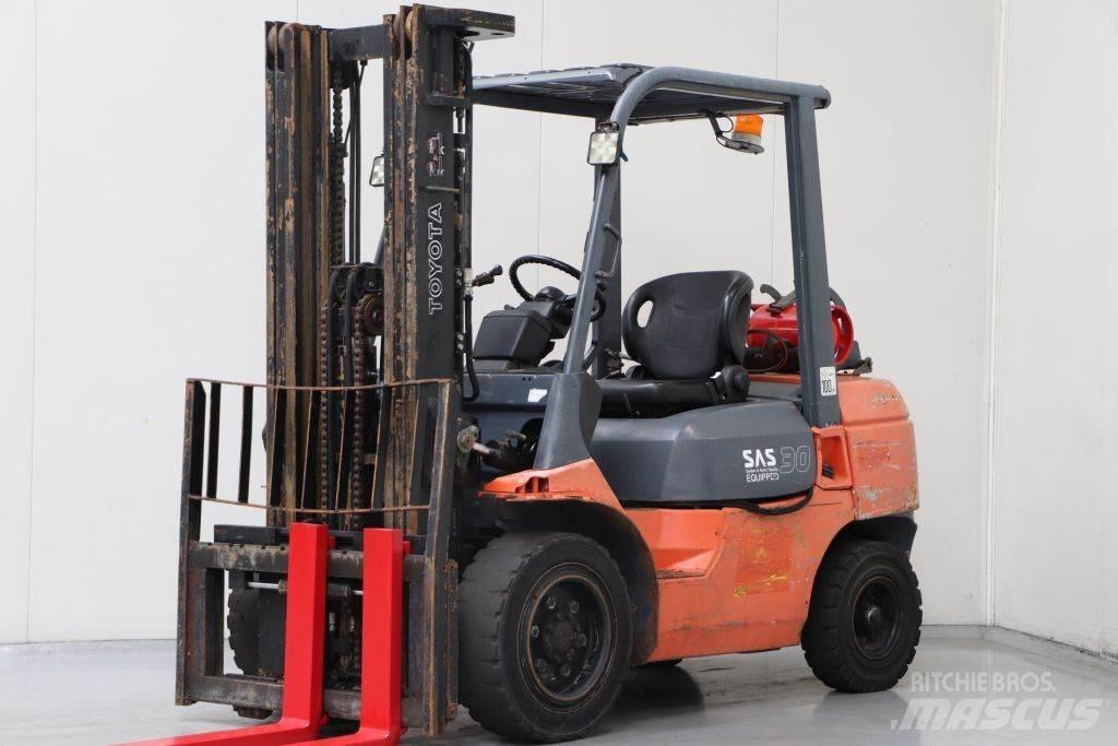 Toyota 02-7FGF30 天然气叉车