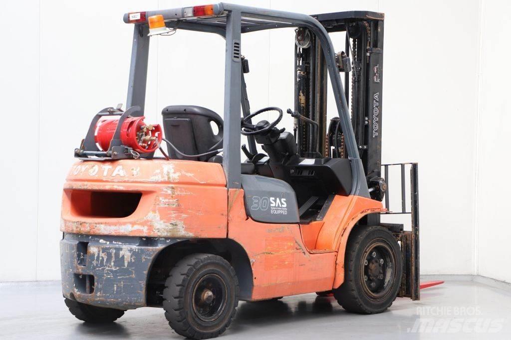 Toyota 02-7FGF30 天然气叉车