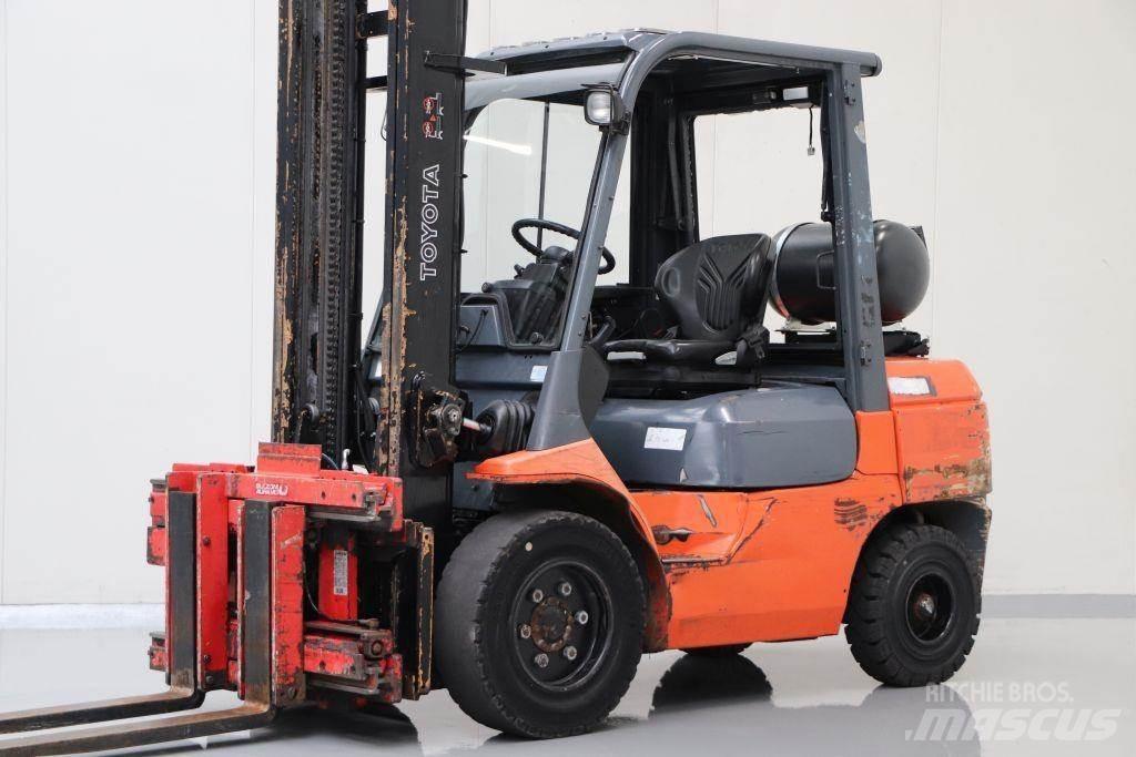 Toyota 02-7FGJF35 天然气叉车