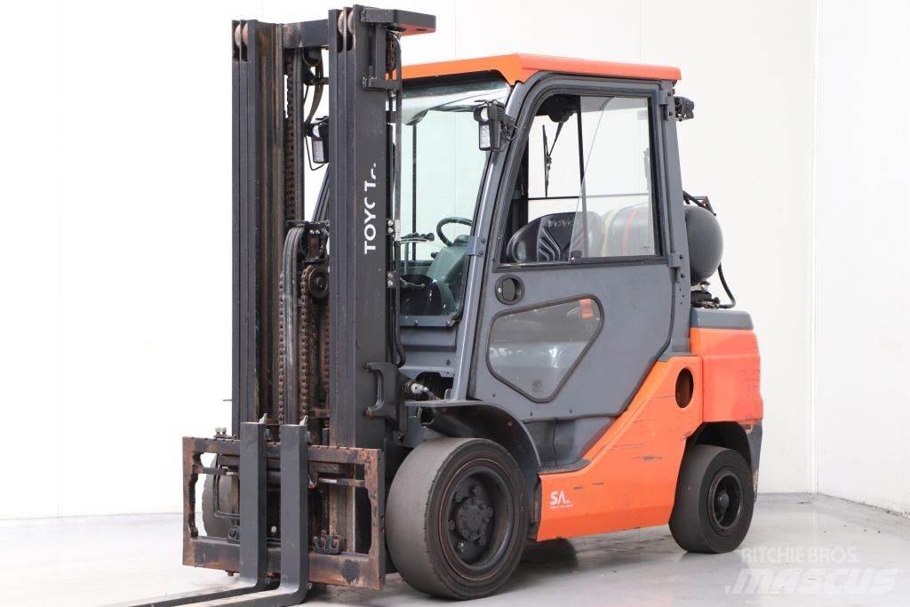 Toyota 02-8FGF30 天然气叉车