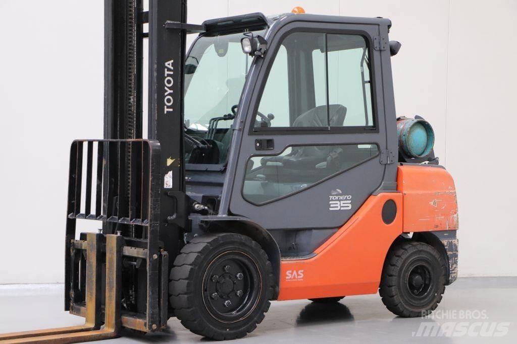 Toyota 02-8FGJF35 天然气叉车