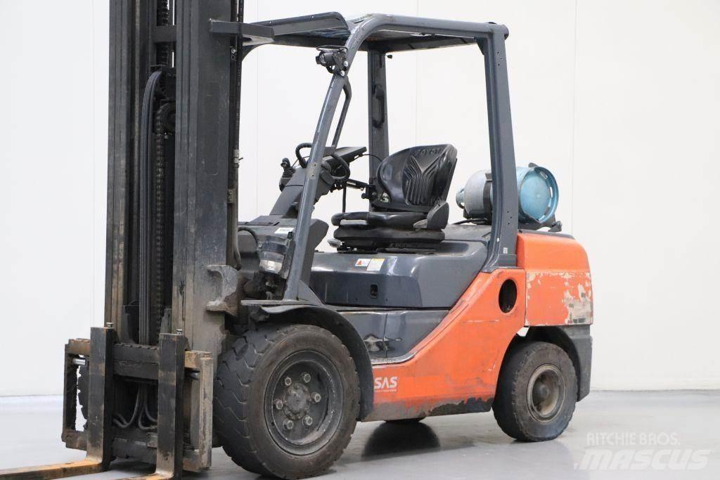 Toyota 02-8FGJF35 天然气叉车