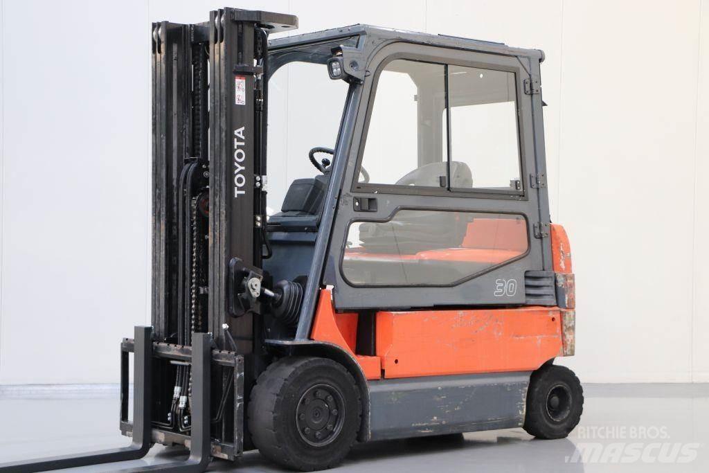 Toyota 7FBMF30 电动叉车