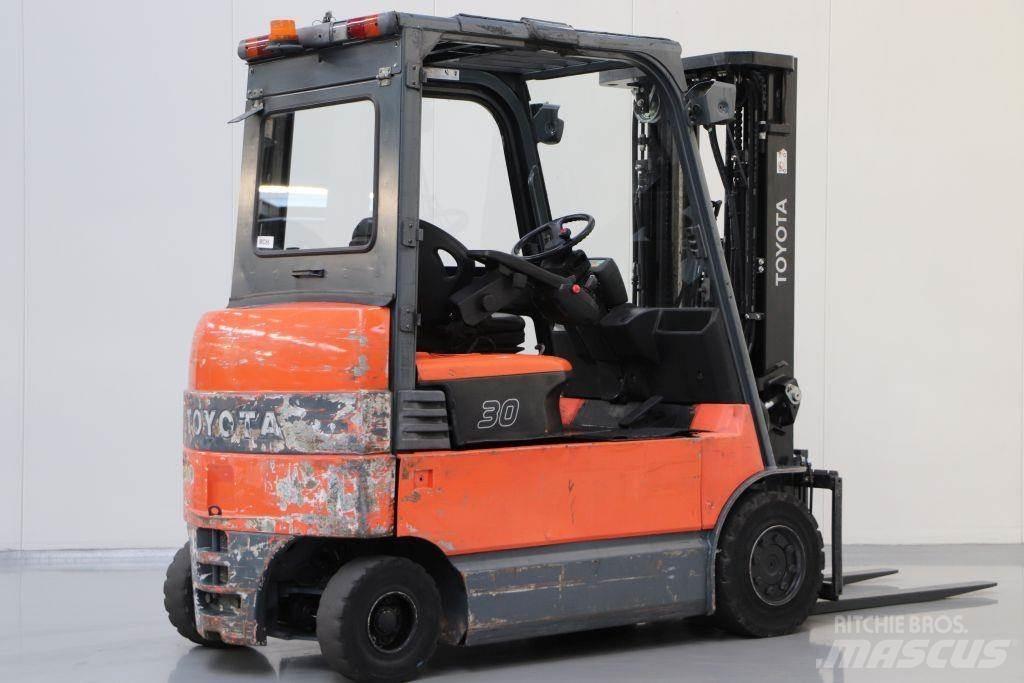 Toyota 7FBMF30 电动叉车