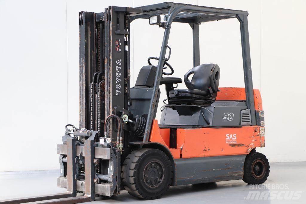 Toyota 7FBMF30 电动叉车