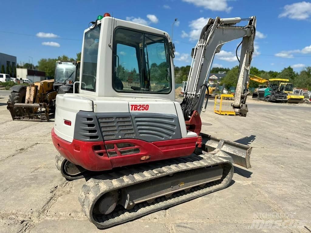 Takeuchi TB250 小型挖掘机