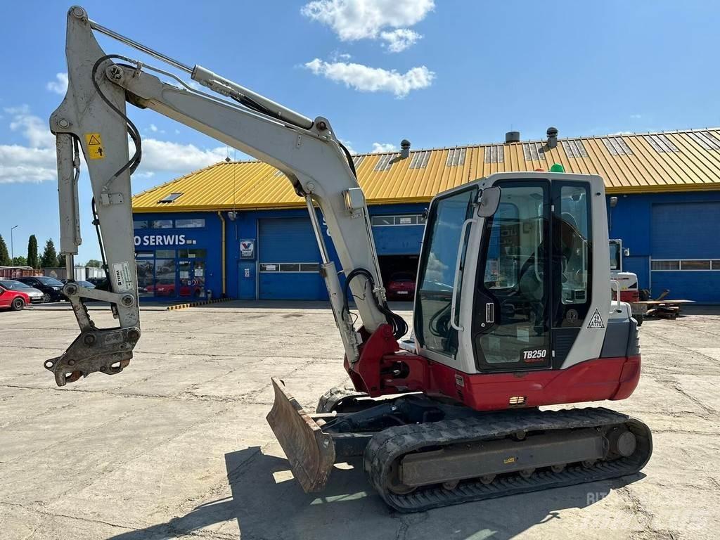 Takeuchi TB250 小型挖掘机