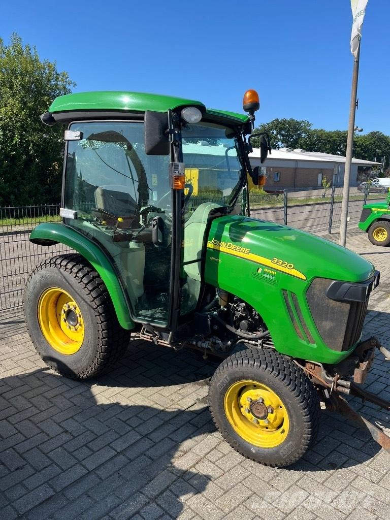 John Deere 3320 小型拖拉机