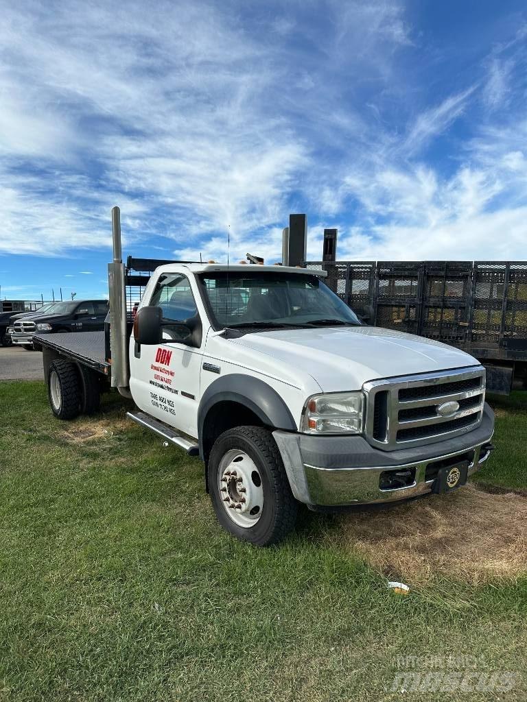 Ford F 550 XLT 平板栏板货车