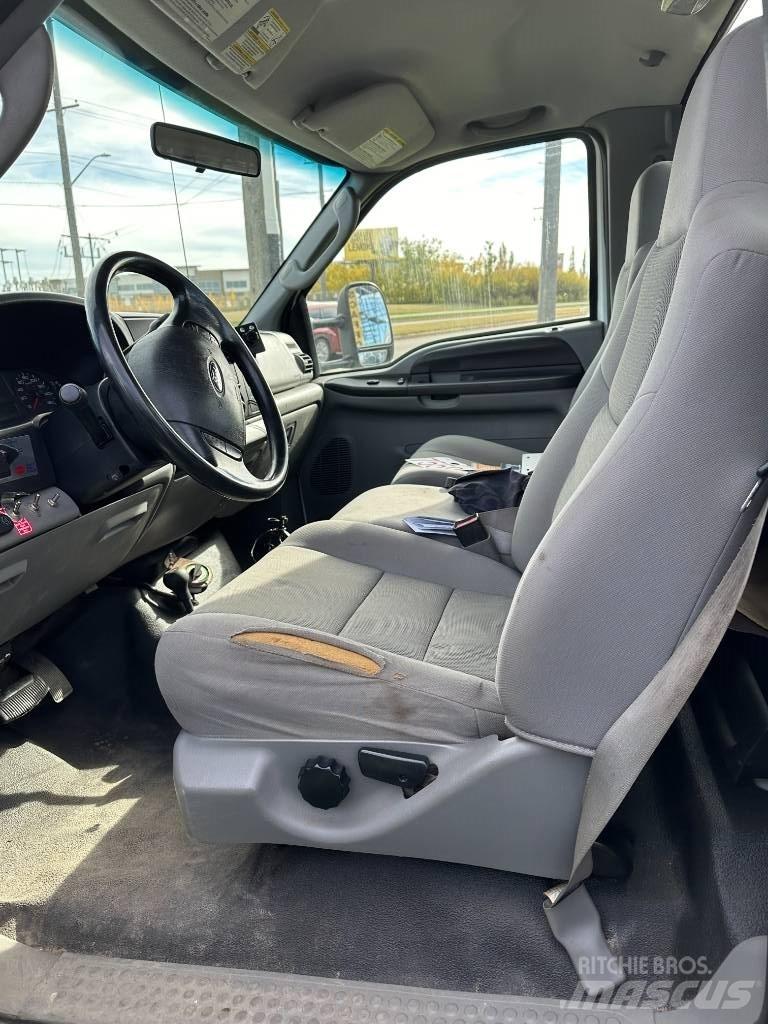 Ford F 550 XLT 平板栏板货车