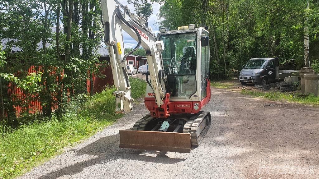 Takeuchi TB230 小型挖掘机