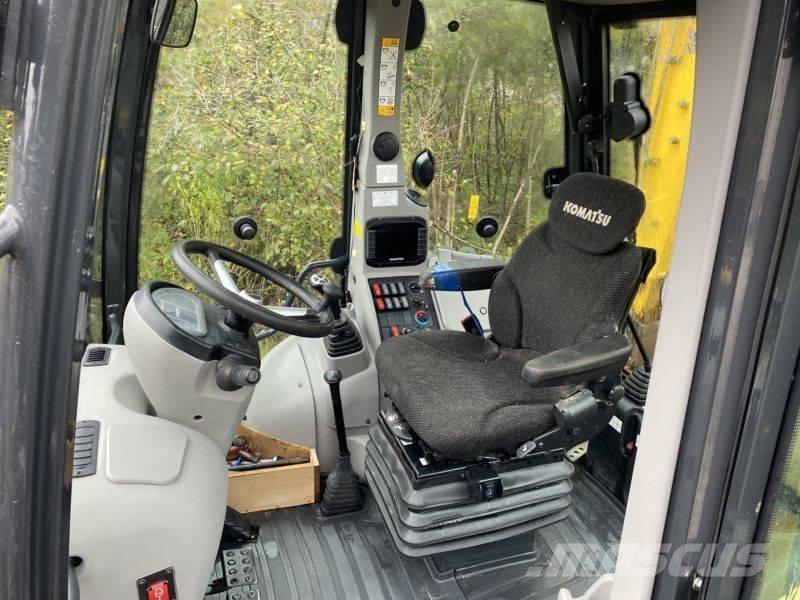 Komatsu WB 93 R-8 反铲装载机