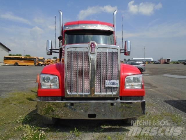Kenworth W 990 牵引车