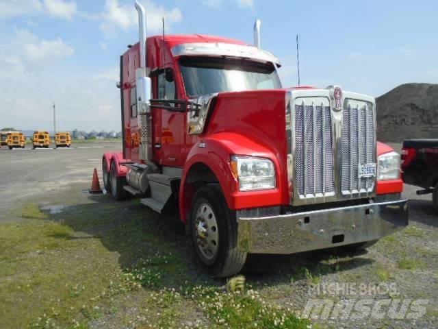 Kenworth W 990 牵引车