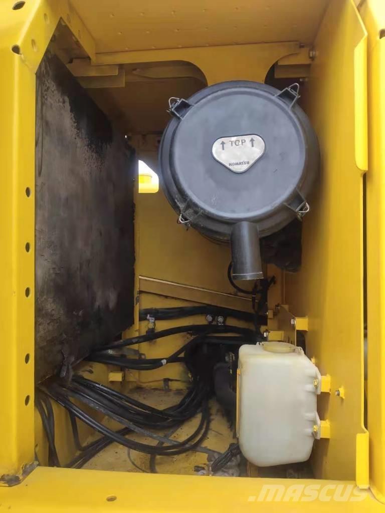 Komatsu 220-8 履带挖掘机