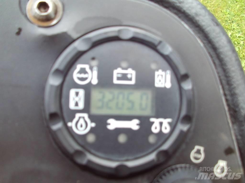 John Deere 8800 骑乘式割草机